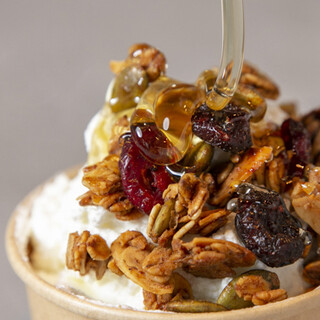 看板メニューは、プレーンにグラノーラをかけた一品