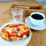 cafe 旭荘 - モーニング（ミニピザとホットコーヒー）