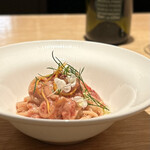 マンサルヴァ - ブラッドオレンジのパスタなんて初めてですが、これがなんとも美味しい！
      ピールの苦味や、シチリア名物の鮪のカラスミでコクや奥行きが加わって、絶品。