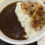 吉野家 - 牛カルビカレー。679円
            なんだかんだ言ったが
            これで700円未満はお値打ちかも