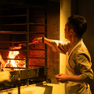 熟成塊肉を豪快かつ繊細に焼き上げる薪焼きのライブ感が楽しい！