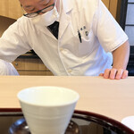 山玄茶 - いつも白シャツにネクタイを締めて真っ白な調理服姿。清潔感のある増田大将。