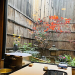山玄茶 - 小さな坪庭は四季の折々を感じます。初冬は紅葉が。