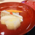 山玄茶 - 至極クリアなお出汁。旬のブリ大根はMVPですね！
      能登の肉厚なブリに下仁田ネギ、淀大根、つるな、人参、生姜で仕上げた身体があたたまる一杯。