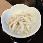 山玄茶 - 釜揚げした氷魚。寒い冬の間、琵琶湖の氷の下で逞しく育つ鮎の稚魚です。