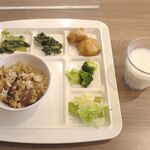 Hoteru Akuthibu Yamaguchi - 次の日はおかずの内容は変えたものの、混ぜご飯と牛乳は不変で、2日ともに美味しく堪能しました！