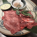 米沢牛焼肉 仔虎 - 黒毛和牛タン先とタンカルビ