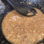 ラーメン二郎 - 着丼時非乳化でも脂、生たまご、フライドオニオンが混ざり合ってド乳化に。