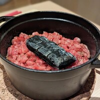 個室焼肉 富士門 恵比寿 - 和牛トロ肉と燻製和牛そぼろご飯
                    和牛のひつまぶし（出汁茶漬け）