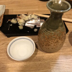 手打ちそばちくま - 朝日山（熱燗）、いわしの刺身