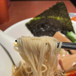 酒肴場 屯 - 三河屋製麺の細ストレート麺はしなやかな食感