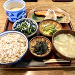 大黒屋 - 麦とろ紅鮭定食 1,650円
            (鮭の粕漬焼き、とろろ汁、香の物、小鉢、のり、麦飯、お味噌汁)