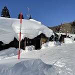 谷地温泉 ぶなしずく - 今にも押しつぶされそうな屋根