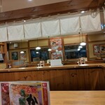 かつQ - 店内の様子　奥にはボックス席が
