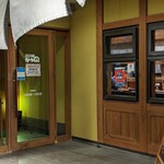 かつQ - お店入口、北風に揺れるのれん