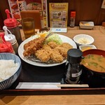 かつQ - 来ただよ、カキフライ定食（１個増量）とアジフライ２尾のうちの１尾　調味料もありトレーの上が混雑
