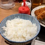 かつQ - ご飯さん　奥にドレッシングとウスターソースと中濃ソースのボトル