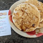 天神煎餅 大木屋 - 白めに仕上げ、網から降ろして付属のお醤油を塗ります