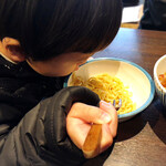櫻井中華そば店 - 麺をフォークでがっつく我が子