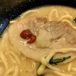 壱角家 - にんにく、豆板醤投入