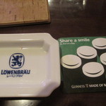 ビアハウス・ザ・ビール党 - おつまみ皿とコースター