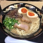 とんこつラーメン 拉餃びー - とんこつラーメン (650円) + 味玉 (100円)