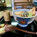 翁庵 - 天ぷらそば 上
            丼が割と深く、お蕎麦も想像より多めです♪
            薬味のネギが辛くて甘辛い蕎麦つゆにぴったりです！