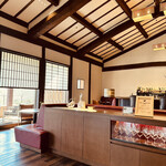 カフェ＆ワインバー リアン - 天井が高く開放的な空間