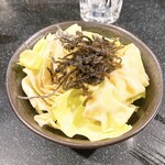 三酉屋 - お通しの塩昆布キャベツ