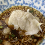 中華料理ひろし - 餡も皮も優しいお味。タレは酢醤油に葱や胡麻など。