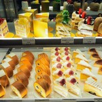 ピエール・エルメ・パリ - エルメを安く感じさせるサツキのショーケース