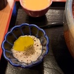 Kaisen Shoubee - 手前はアボカドにかけるチーズソース、奧がデザートのプリン