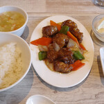 china garden ZIKU - 白金豚小籠包食べ比べランチ(1400円)の本日の一品(黒酢豚)、ライス、スープ、杏仁豆腐