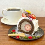 菓子35山 - 料理写真:山coffee、苺入りロールケーキ