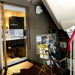 Curry bar nidomi - こちらがお店。2階フロアは店前に広いスペースを取られており、開店を待つには助かる。