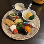 土家 - 季節の盛り合わせ 上から時計周り 新玉葱冷製スープ 三浦大根の風呂吹きとほうれん草 しめ鯖 金柑 花豆 あおさ海苔玉子焼 新牛蒡 菜の花お浸し唐墨パウダー 人参梅酢 蕪甘酢 鰯フライ 水菜油揚げお浸し