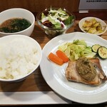 キッチン ブルー グローブ - メカジキのムニエル、クルミ香る焼きナスクリームソース