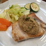 キッチン ブルー グローブ - メカジキのムニエルのアップ