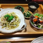 Minato Ya Kohi - 高菜とキノコの和風パスタランチ。