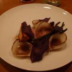 アノニム - 鹿児島豚のロースト、シャドクイーン、ローストオニオン添え