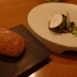 アノニム - 天然鮎のペーストとマッシュルーム、イランピスタ、枝豆、カタバミの葉、貝割れ添え