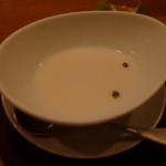アノニム - 淡路産オニオンと牛乳のみで作った冷製スープ、浮き実は乾燥ケーパー