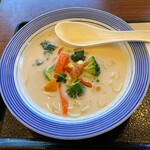 リンガーハット - 同僚注文の新メニュー　春野菜のクリームちゃんぽん（麺少なめ）890円　クリーム増しだけにデフォスープとの相性はバッチリ。