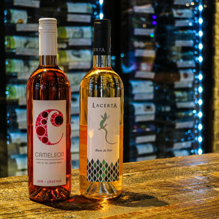 飲み比べも楽しい70種類以上のワインとリーズナブルなドリンク