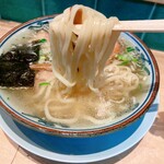 はるちゃんラーメン - 中太平打麺にスープが絡む