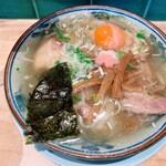 はるちゃんラーメン - 卵投入