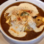 さんさろ - 本来はふわトロな卵焼きみたい
オムライスにカレー掛けトロけるチーズ載せ
オーブンで焼かれてるので
ふわトロじゃなかった（笑）
これは仕方ない？

郡上発の奥美濃カレーは
郡上味噌を入れる決まりがある