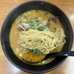 北海らーめん - 少し縮れた中細麺