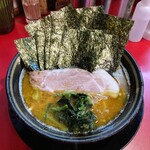 家系ラーメン王道 神道家 - ラーメン800円麺硬め。海苔増し100円。