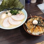 Yokohama Ie Keira-Men Konshin-Ya - 631ラーメン(醤油、大盛、全部普通)+ネギ丼